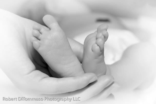 200907040037 Mom holding tiny feet
